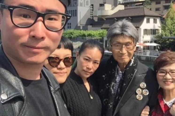 18年傅达仁在家人陪伴下瑞士安乐死，药一饮而尽，在儿子怀中去世