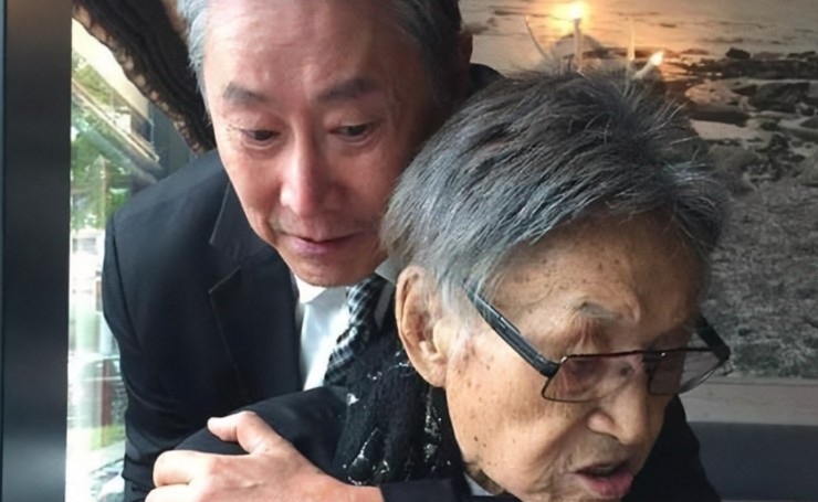 18年傅达仁在家人陪伴下瑞士安乐死，药一饮而尽，在儿子怀中去世