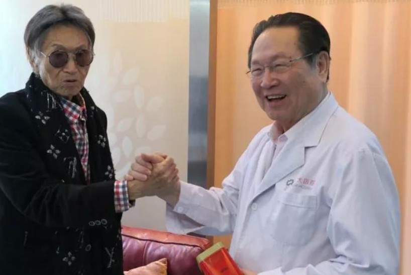 18年傅达仁在家人陪伴下瑞士安乐死，药一饮而尽，在儿子怀中去世