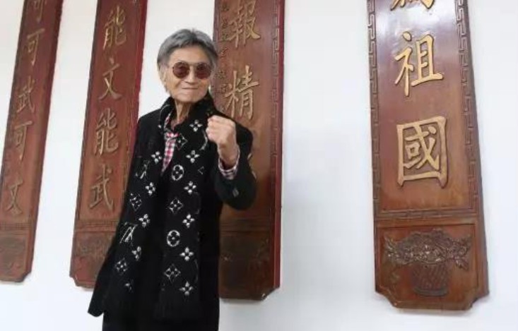 18年傅达仁在家人陪伴下瑞士安乐死，药一饮而尽，在儿子怀中去世