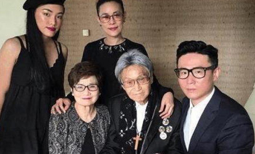 18年傅达仁在家人陪伴下瑞士安乐死，药一饮而尽，在儿子怀中去世