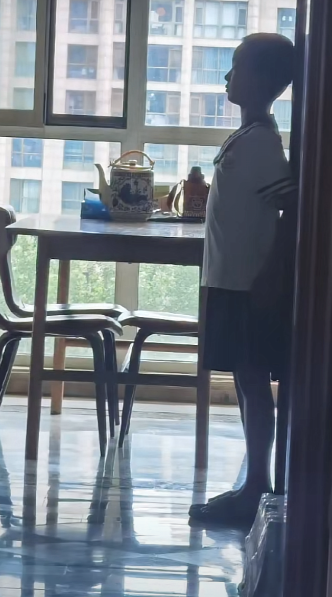 1岁嫁普通丈夫的著名主持人管彤，婚后生一子，如今一家三口幸福甜蜜