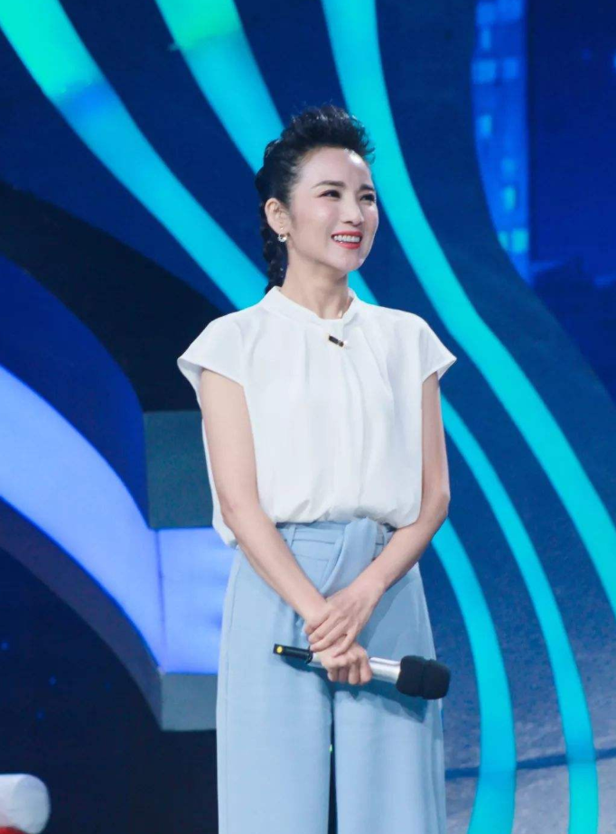 1岁嫁普通丈夫的著名主持人管彤，婚后生一子，如今一家三口幸福甜蜜