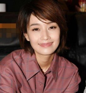 马伊琍干练短发写真,身穿西服气质独特,尽显高级感