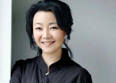 她出道24年无绯闻,与初恋相守一生,婚姻29年仍被丈夫宠成女王!