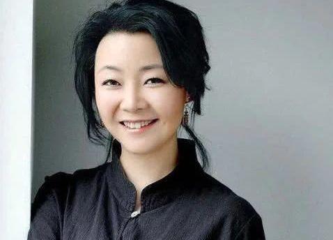 她出道24年无绯闻,与初恋相守一生,婚姻29年仍被丈夫宠成女王!