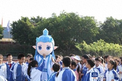 小学科技节有多嗨?哪吒敖丙与无人机登场,趣味科学挑战任玩