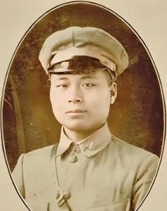 邱行湘获特赦后,为老母尽孝给长工下跪,54岁娶妻59岁得子