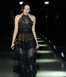 张雨绮的身材真有料!一袭黑色透视蕾丝裙风情万种,美到国外去!