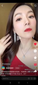 苟芸慧晒出自我汤爱嘉婚礼造型——我依旧是妥妥的样靓身材正