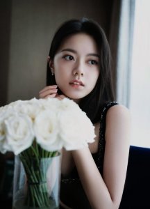 ​赵今麦纯黑造型化身冷面御女 穿运动背心展现腰肢