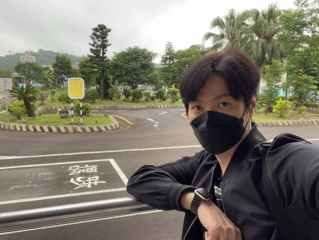 41岁男星负债百万又失业 为生计兼职开出租车