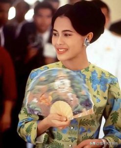 ​诗丽吉得知情人死亡，情绪瞬间崩溃，强行被丈夫关进医院“刮宫”