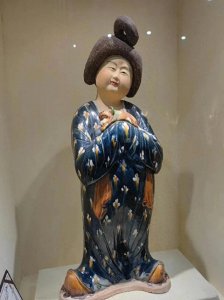 ​唐三彩:唐代陶器的璀璨明珠