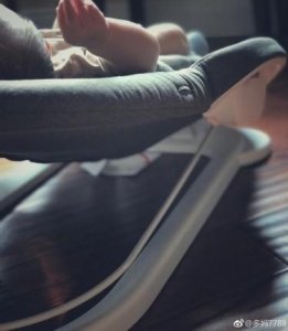 ​黄磊老婆首晒小儿子 多妹亲吻弟弟小脚超有爱