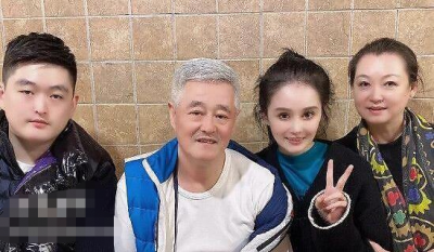 赵本山全家福曝光,赵一楠和父亲越长越像,基因太强大