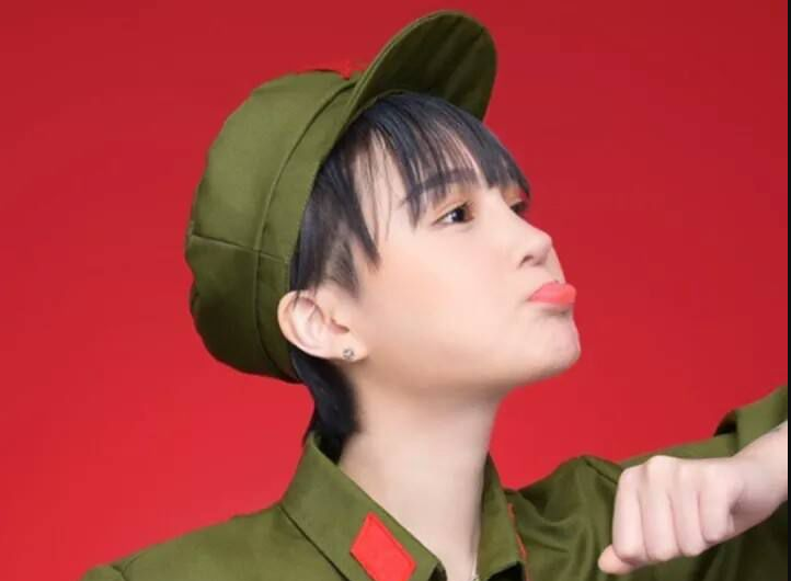 赵本山全家福曝光,赵一楠和父亲越长越像,基因太强大