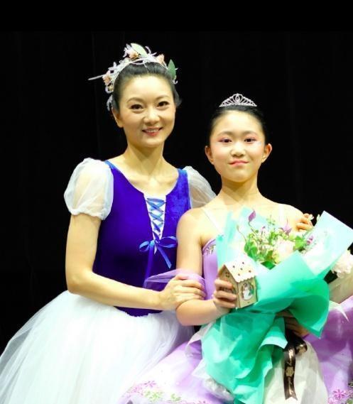 张艺谋妻子为女儿庆生,母女同框好似姐妹,女儿的样貌随父亲