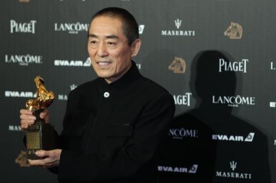 张艺谋妻子为女儿庆生,母女同框好似姐妹,女儿的样貌随父亲