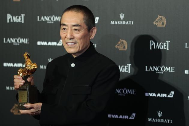 张艺谋妻子为女儿庆生,母女同框好似姐妹,女儿的样貌随父亲