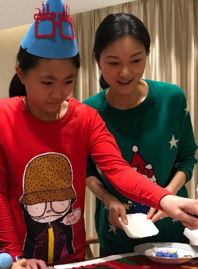 张艺谋妻子为女儿庆生,母女同框好似姐妹,女儿的样貌随父亲