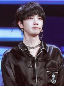 华晨宇怼脸拍素颜曝光,脸上痘坑痘印众多皮肤状态极差