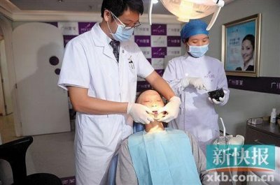 ​一对父女同患遗传怪病 天生无牙且不流汗