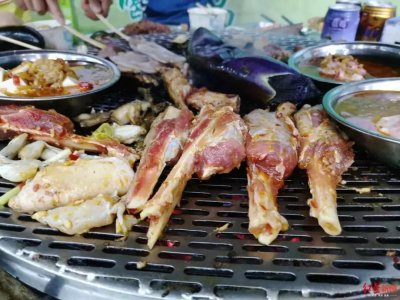 ​国庆假期，西昌烧烤店生意火爆场面壮观