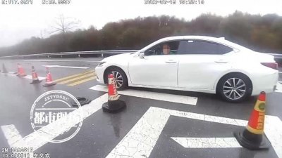 ​女子开车时揉眼，结果成了“睁眼瞎”，她只有求助高速交警