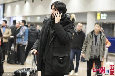 ​王传君方称与章宇是钢铁直男友谊 大衣臃肿现身机场
