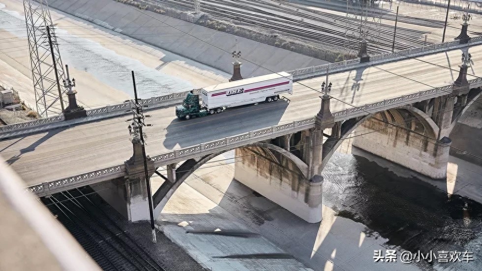 沃尔沃VNR电动半挂车，续航400公里