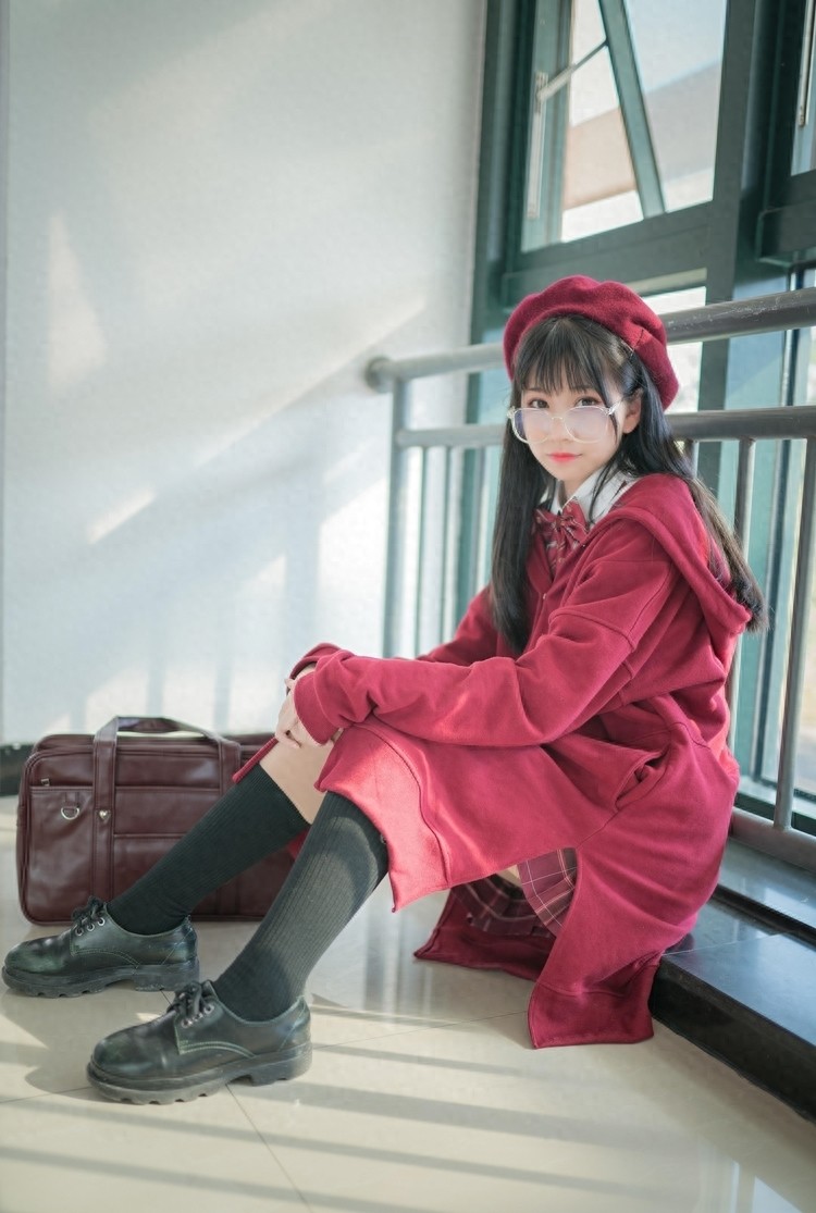 校园萌妹萝莉私影制服黑丝美腿养眼