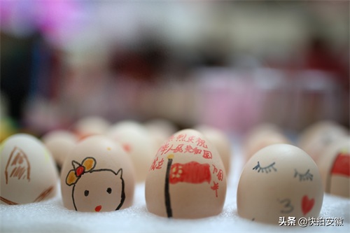 鸡蛋上绘画庆国庆,这群孩子忙开了,听说画好赠送,家长乐了