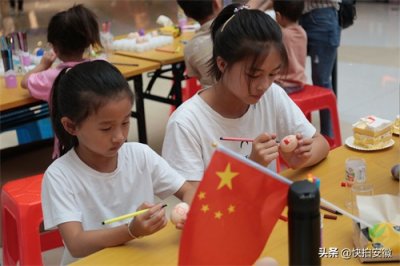 ​鸡蛋上绘画庆国庆，这群孩子忙开了，听说画好赠送，家长乐了