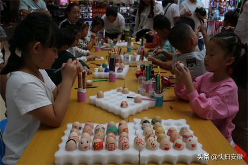 鸡蛋上绘画庆国庆,这群孩子忙开了,听说画好赠送,家长乐了