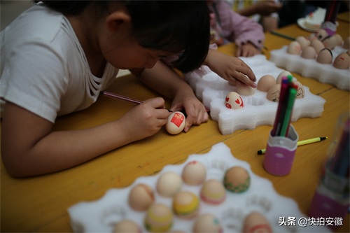 鸡蛋上绘画庆国庆,这群孩子忙开了,听说画好赠送,家长乐了