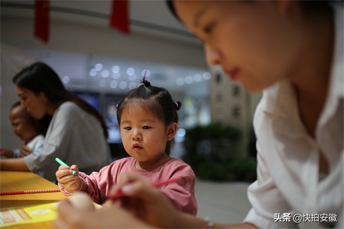 鸡蛋上绘画庆国庆,这群孩子忙开了,听说画好赠送,家长乐了