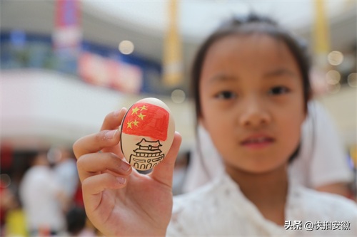 鸡蛋上绘画庆国庆,这群孩子忙开了,听说画好赠送,家长乐了