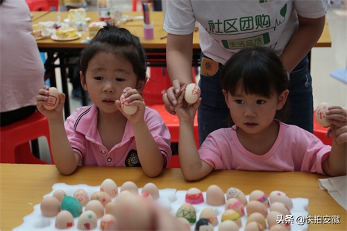 鸡蛋上绘画庆国庆,这群孩子忙开了,听说画好赠送,家长乐了