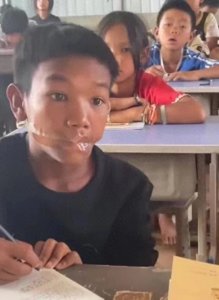 ​太炸了！小学生上课爱讲话，老师用胶带封嘴！