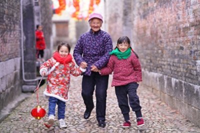 今年过年,建议取消走亲访友,我们重新考虑传统的走亲访友方式