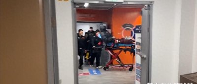 ​周琦受伤登上热搜：已送往医院检查球迷纷纷祈祷 膝盖过伸轻重难测
