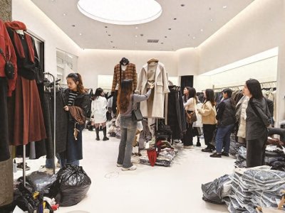 ​大雪节气后消费者络绎不绝  石狮服装门店迎冬季购物热潮