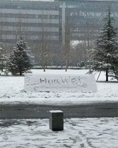 ​联想回应总部logo被涂成华为：严惩不贷！我要笑死在评论区里