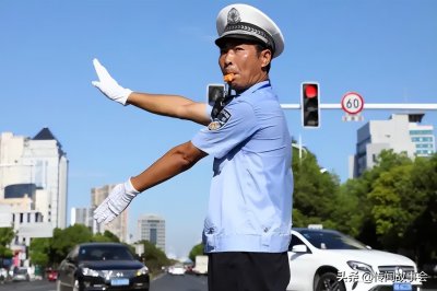 ​交警有权扣留军车吗？