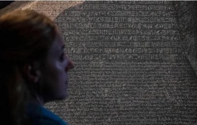 ​超十万埃及人呼吁英国归还罗塞塔石碑：它是解读古埃及文明的钥匙