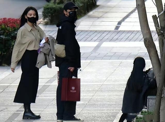 又被他俩秀到！赵又廷高圆圆路边搂肩吻 结婚十年依旧甜蜜！