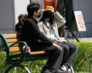 ​又被他俩秀到！赵又廷高圆圆路边搂肩吻 结婚十年依旧甜蜜！