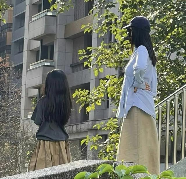 又被他俩秀到！赵又廷高圆圆路边搂肩吻 结婚十年依旧甜蜜！