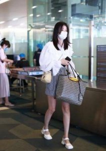 乔欣被疑嫁入豪门,现身上海机场展现贵妇风范